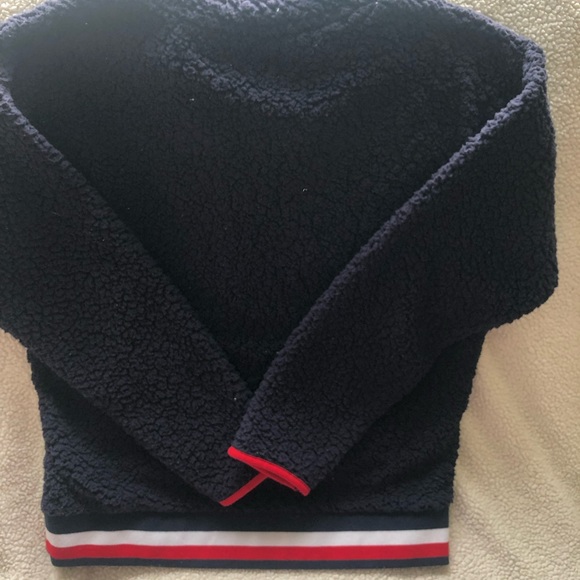 Fuzzy Tommy Hilfiger top. Size medium gently worn. - Picture 5 of 5